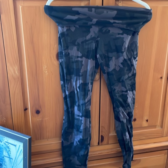 Black Camo Leggings 🖤🩶 - Picture 4 of 13